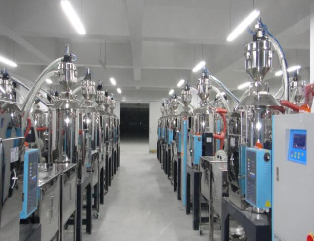 自动供料系统在吹瓶机上的应用及创新